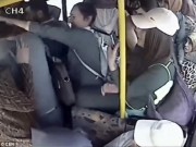 Clip Eva - Giở trò bệnh hoạn trên xe buýt, "yêu râu xanh" bị đánh hội đồng