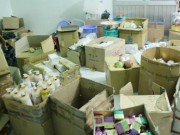 Mua sắm - Giá cả - Phát hiện xưởng sản xuất mỹ phẩm pha trộn hóa chất