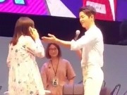 Làng sao - Fan gào thét trước màn hất di động của "đại úy" Song Joong Ki