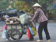 Tin tức - Những phụ nữ ở 'phố ve chai': Gồng mình lao động để con được đi học