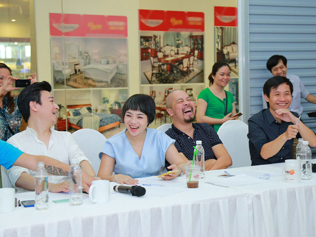 Ngọc Khuê trẻ trung cười tít mắt cùng dàn giám khảo Nhí tài năng