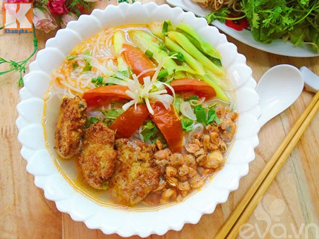 Bữa sáng hấp dẫn với bún riêu hến