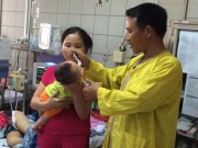 Làm mẹ - Con dưới 2 tháng tuổi viêm phổi vì bố mẹ quan niệm quấn chặt tránh giật mình