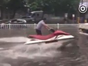 Tin tức - Mưa lớn gây ngập lụt, người dân Quảng Châu lướt ca nô trên phố