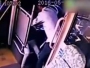 Clip Eva - Clip: Nữ tài xế bị đánh dã man vì nhắc nhở hành khách