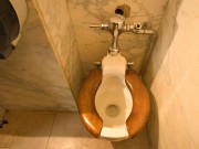 Nhà đẹp - Hóa giải uế khí tích tụ trong nhà vệ sinh không có cửa sổ