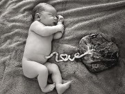 Bà bầu - Trào lưu sinh con không cắt dây rốn gây nhiều tranh cãi