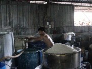 Mua sắm - Giá cả - Nhìn công nghệ sản xuất hủ tiếu mà kinh hãi