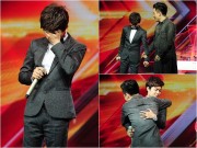 Làng sao - "Hoàng tử buồn" của X-Factor khóc nức nở, Tùng Dương chạy lên an ủi