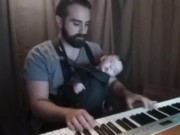 Clip Eva - Ông bố ru con ngủ trong vài nốt nhạc