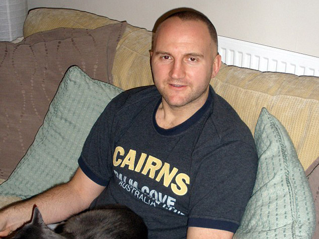 Bị ung thư não vì nghe điện thoại hơn 6 tiếng mỗi ngày