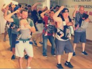 Clip Eva - Tan chảy với điệu nhảy của các ông bố "địu con"