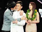 Làng sao - Đan Trường vui sướng hôn khi học trò hot boy đăng quang