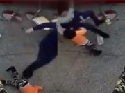 Clip Eva - Mẹ tàn nhẫn đá con liên tiếp chỉ vì chiếc bánh rơi