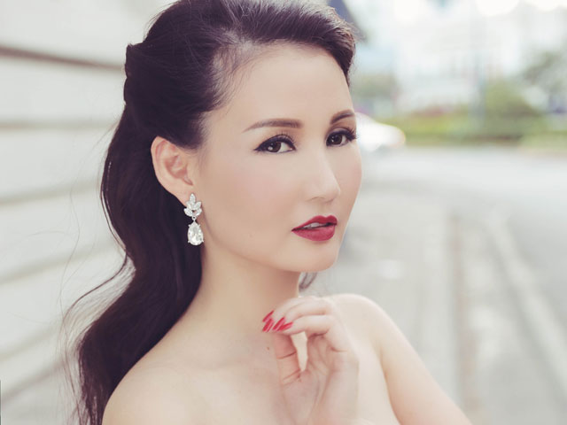 Hoa hậu Sương Đặng khéo khoe ngực tròn quyến rũ