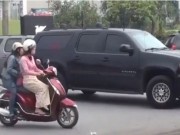 Clip Eva - Xe hộ tống Tổng thống Obama suýt bị hai phụ nữ đi xe máy tạt đầu