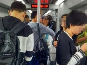 Eva Yêu - Cặp đôi hôn nhau lên tục suốt 11 trạm tàu điện ngầm