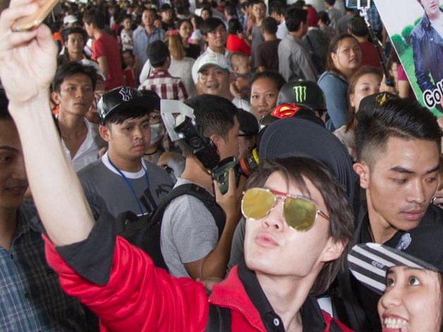 Mỹ nam Tình yêu không có lỗi liên tục tự sướng cùng fan Việt