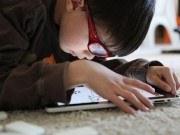 Tin tức - Tưởng con giỏi tiếng Anh hóa ra mắc bệnh vì… iPad, điện thoại