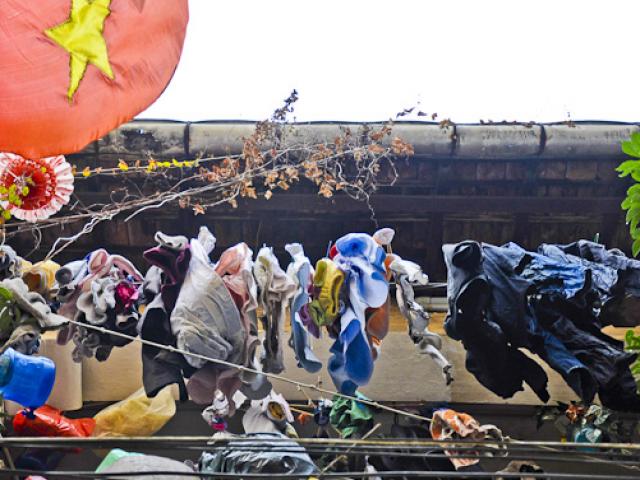 Nhiếp ảnh gia ngoại chộp cảnh dây phơi quần áo chằng chịt ở Việt Nam