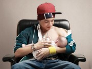 Bà bầu - Ông bố trẻ gây sốt vì cho con bú kiểu “bá đạo”