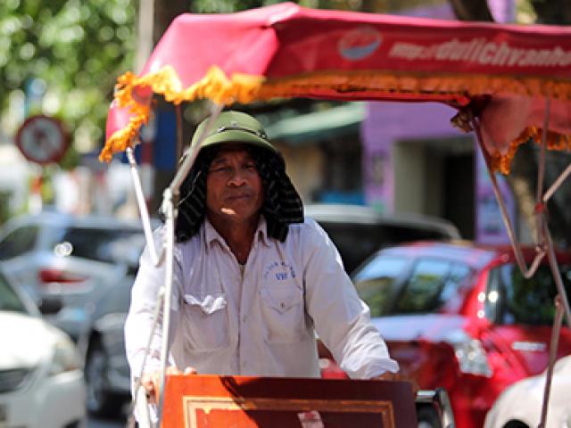 Người Hà Nội quay cuồng trong nắng nóng đỉnh điểm