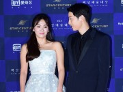 Làng sao - Song Joong Ki tình tứ nắm tay Song Hye Kyo tới thảm đỏ