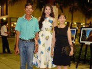 Làng sao - Á hậu Lệ Hằng đưa bố mẹ đi dự event tại quê nhà Đà Nẵng