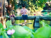 Làm mẹ - Vẻ đẹp trong trẻo của bé gái Hà Thành bên sen đầu mùa