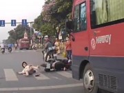 Clip Eva - Video: Dừng đèn đỏ, một phụ nữ bị xe khách tông ngã lộn nhào