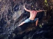 Tin tức - Đưa thi thể "phượt thủ" người Anh về bằng cáp treo