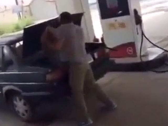 Video: Chồng tát vợ liên tục sau đó cho vào cốp xe