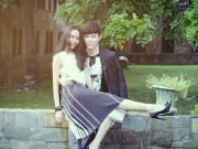 Làng sao - Nathan Lee tình cảm ôm bạn gái thân trong lòng