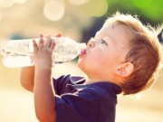 Làm mẹ - Trẻ đi nắng về, đừng làm ngay 5 việc nguy hiểm chết người này!