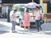 Bà bầu - Nhọc nhằn vác bụng bầu đi viện ngày nắng nóng 40 độ C