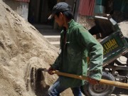 Tin tức - Những người lao động 'phơi lưng' dưới nắng nóng như thiêu đốt