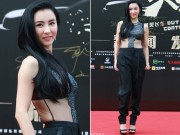 Làng sao - Trương Bá Chi táo bạo với váy xuyên thấu bên trai trẻ