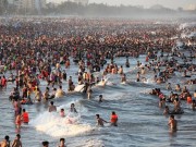 Tin tức - Bãi biển Sầm Sơn "nêm chặt" người ngày nóng đỉnh điểm