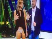 Clip Eva - Video: Nữ MC lộ nội y khó đỡ trên sóng truyền hình