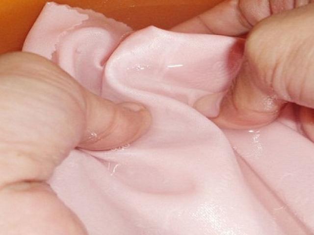 Rước độc vào người vì tẩm ướp quần áo bằng nước xả vải