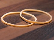 Làm mẹ - Bé trai suýt phải cắt cổ tay vì đeo chiếc dây chun quen thuộc