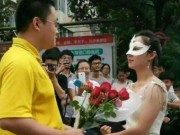 Tin tức - Giảng viên mặc váy cưới cầu hôn nam sinh năm thứ 4