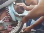 Clip Eva - Video: Hãi hùng cảnh em bé 2 tháng tuổi mắc kẹt trong bánh xe máy