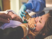 Bà bầu - Xúc động xem ca đẻ thường đón “em bé cầu vồng”