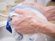 Nhà đẹp - Không giặt trước khi mặc quần áo mới - kích ứng da, viêm hô hấp