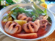 Bếp Eva - Canh bạch tuộc nấu chua hấp dẫn cuối tuần