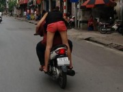 Clip Eva - Video: Đôi nam nữ vừa lái xe vừa hôn nhau trên phố Hà Nội