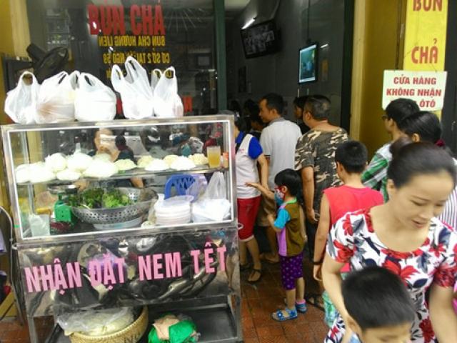 Sau 1 tháng, quán bún chả Obama vẫn chưa hết hot