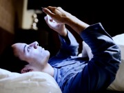 Tin tức - Cảnh báo: Sử dụng điện thoại vào ban đêm dễ gây mù tạm thời