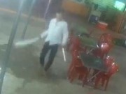Clip Eva - Video: Côn đồ chém chủ quán, nhân viên ném chai bia chống trả